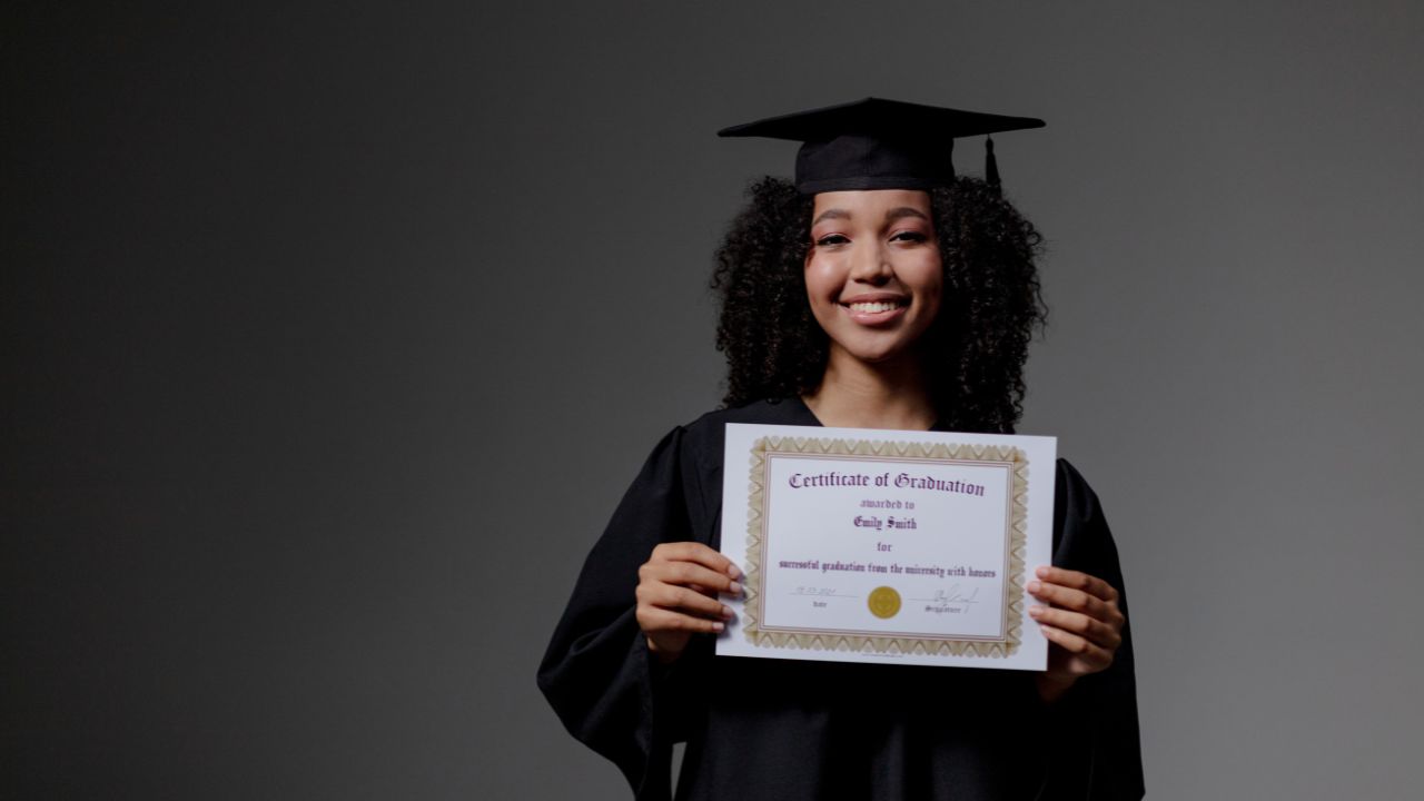 Comprar o diploma do Ensino Médio: é legal? Veja o que realmente funciona