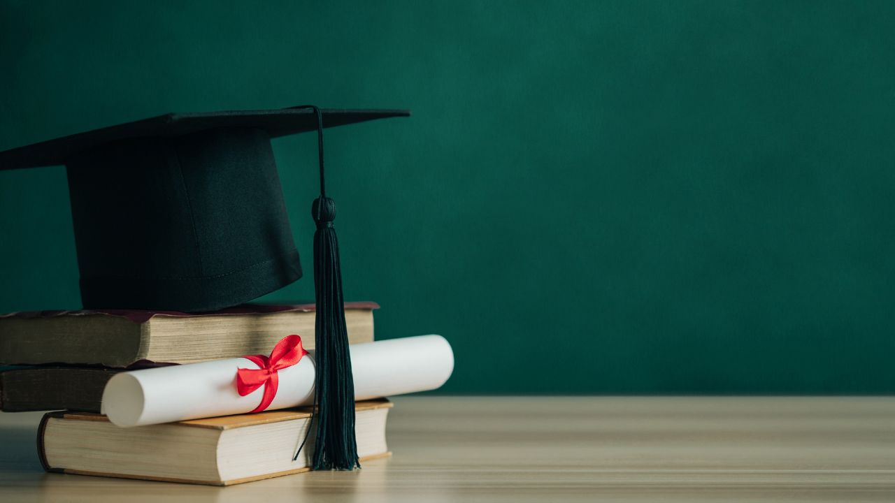 Diploma de pós-graduação para comprar: entenda os riscos e a alternativa legal em 2025