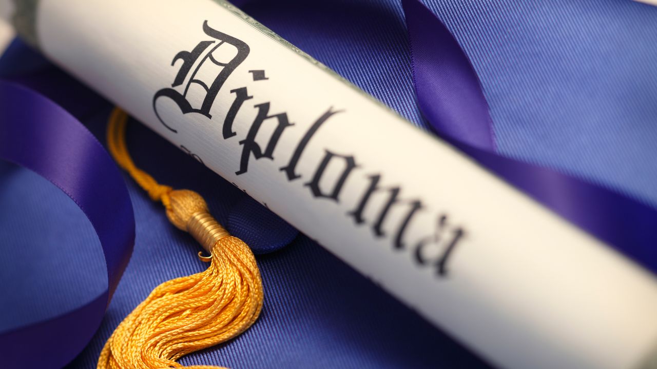 Diploma onde comprar com segurança? Saiba o que evitar em 2025